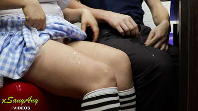 Жас оқушы қыз сыныптасымен үй тапсырмасын орындап жатыр-xsanyAny